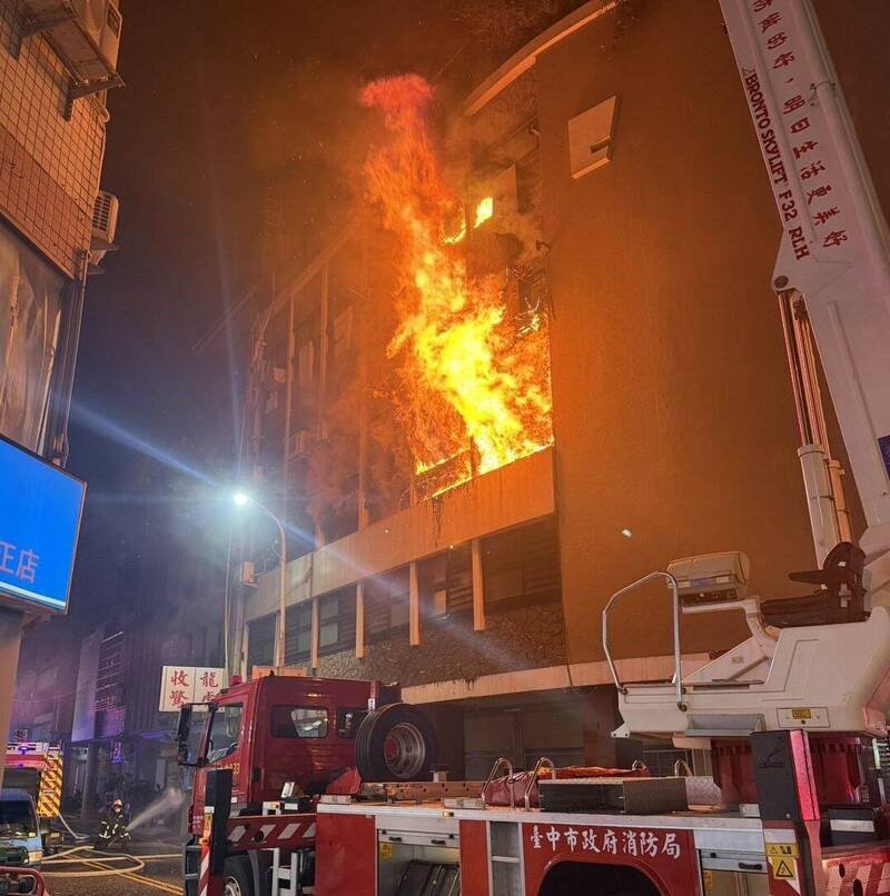 台中闲置中的「西北大饭店」，昨晚发生大火，这里曾有一段辉煌的历史，连知名已故歌手邓丽君都曾来这里献唱。（记者陈建志翻摄）
