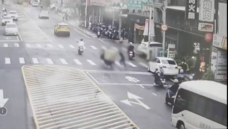 张姓男子骑三轮车挡道挑衅被小40岁火爆驾驶「铁拳教育」。（记者李容萍翻摄）