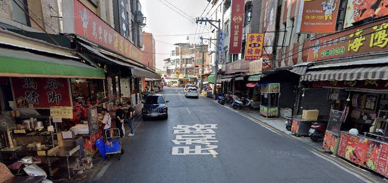 李男开货车到屏东万峦猪脚街送货，因挡住林姓骑士的机车出入爆发冲突。（翻摄Google地图）