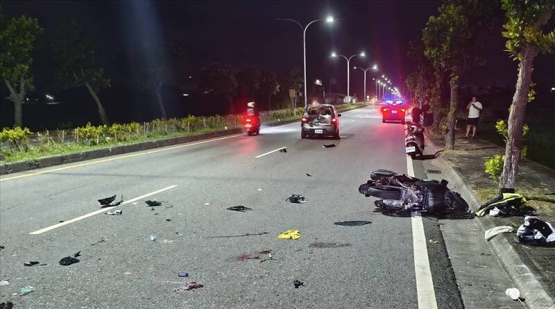 台东市临海路二段与丰盛路150巷路口昨晚发生直行机车追撞转弯轿车车祸。（警方提供）