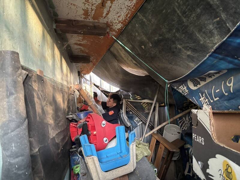 小猫受困汽车引擎室喵喵叫，大园警方获报救援。（记者郑淑婷翻摄）