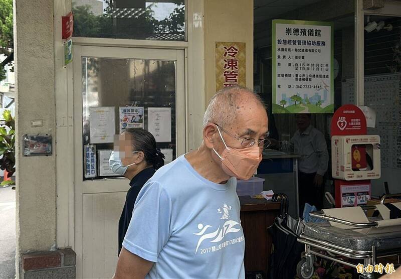 台中蝴蝶谷瀑布步道落石造成4人罹难，检察官今天进行相验，前交通部长蔡堆现身殡仪馆，面对媒体询问不愿多谈。（记者陈建志摄）