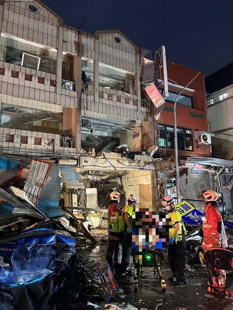 新竹市高翠路气爆酿2死2伤，初判是便当店内的液化瓦斯桶疑漏气爆炸酿祸，非天然气管线造成。（新竹市消防局提供）