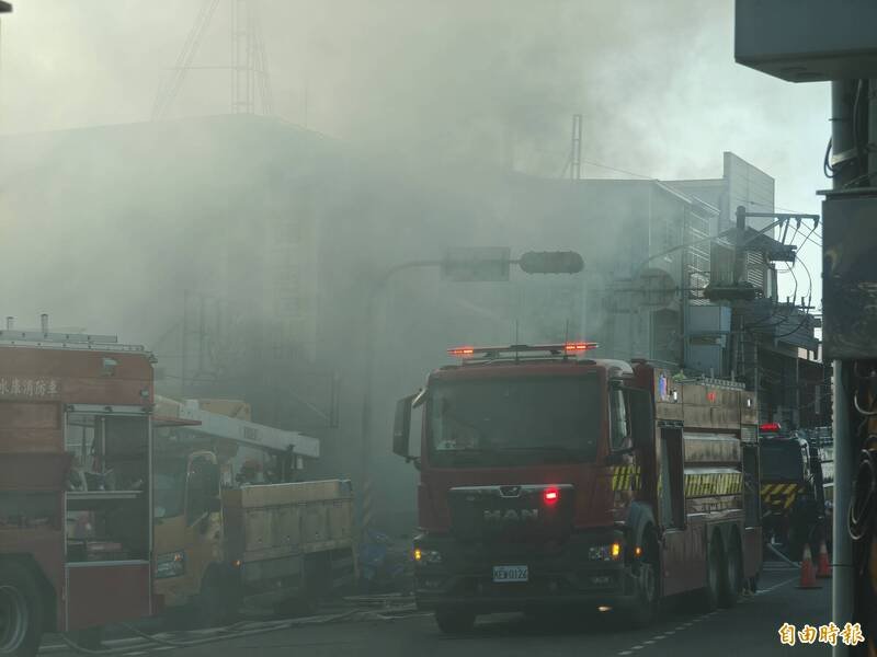 大批消防车到场灌救后，约在晚间8时控制住火势，消防员并进场搜索是否有人受困火场。（记者陈彦廷摄）