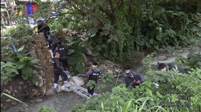 移民署查缉人员利用工厂后方架设梯子横跨小溪，渡溪进入厂区。（图由桃园市专勤队提供）