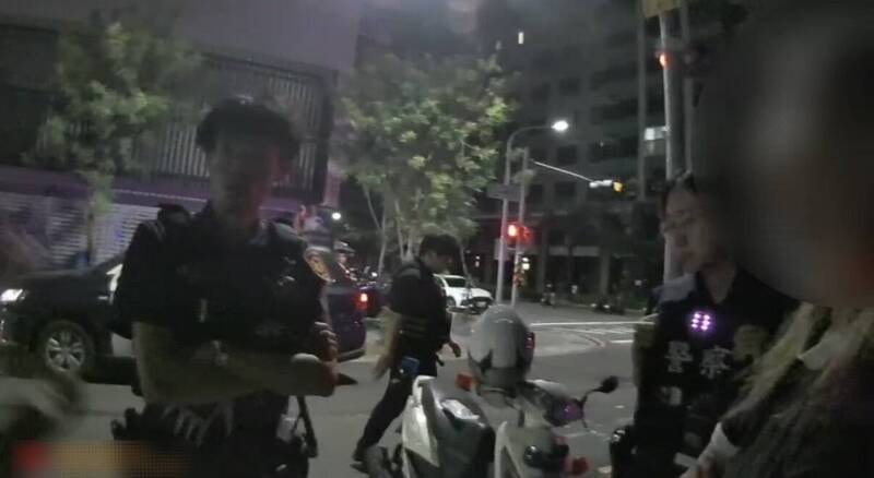 高雄女（右一）毒驾自撞电线杆，警查获毒品验出唾液阳性反应。（民众提供）