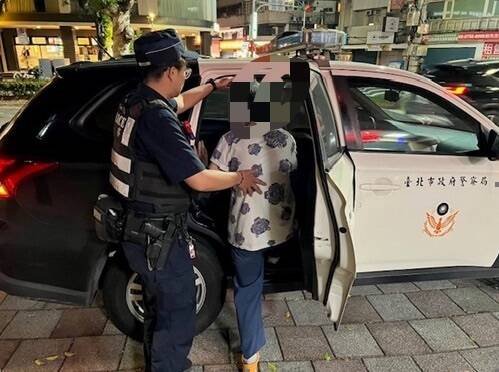 警方护送林妇返家。（记者王冠仁翻摄）