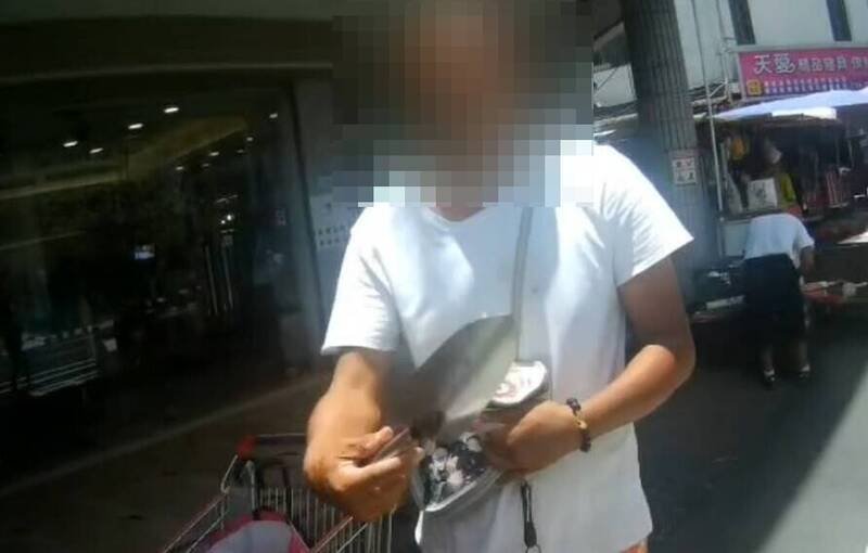 警方查获涉嫌持小土铲恐吓速食店店员的蔡姓男子。（图由警方提供）