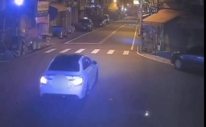半夜飙车沿街炸鞭炮，苗栗2男遭开罚，车主则因在睡梦中获免罚。（民众提供）