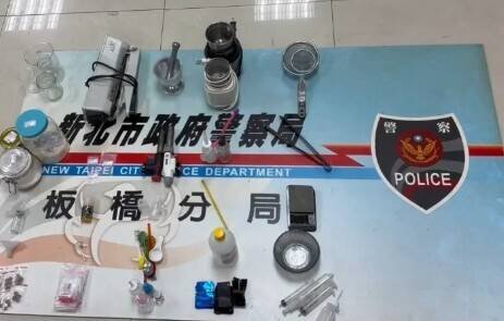 新北警方国庆缉毒，在桃园、土城摩铁，查获毒品分装场及李姓主嫌等三嫌，须追毒品来源、去向；图为专案小组破没攻坚。（记者吴仁捷翻摄）