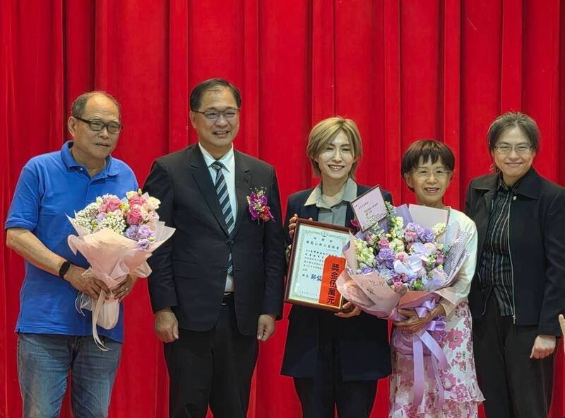 检察官段可芳（右 3）荣获法务部郑铭谦部长颁奖（桥头地检署提供）