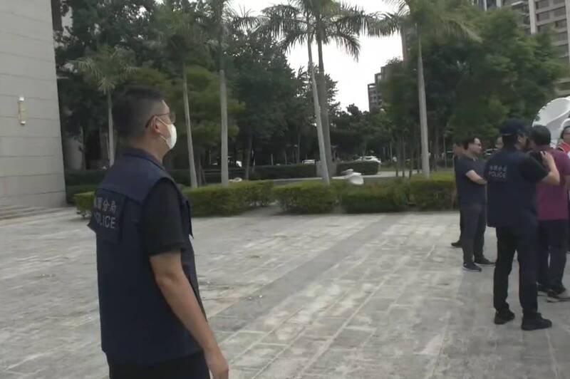 不满桃园地院4度驳回解散长荣航勤企业工会案，长荣航勤基层员工及桃园市产业总工会等单位，14日前往桃园地院抗议，过程中有人突朝法院丢掷鸡蛋，立即被桃园警分局员警制止。（记者郑淑婷翻摄）