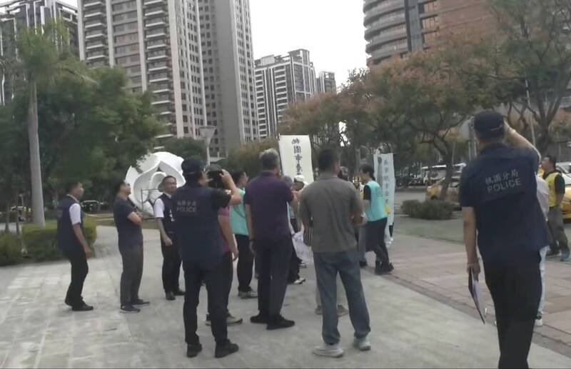 不满桃园地院4度驳回解散长荣航勤企业工会案，长荣航勤基层员工及桃园市产业总工会等单位，14日前往桃园地院抗议，过程中有人突朝法院丢掷鸡蛋，立即被桃园警分局员警制止。（记者郑淑婷翻摄）