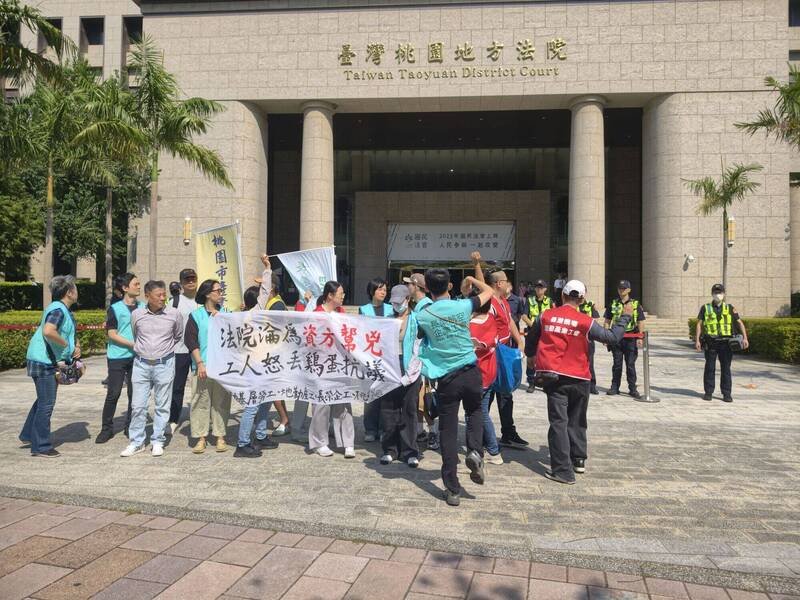 不满桃园地院4度驳回解散长荣航勤企业工会案，长荣航勤基层员工及桃园市产业总工会等单位，14日前往桃园地院抗议。（记者郑淑婷翻摄）