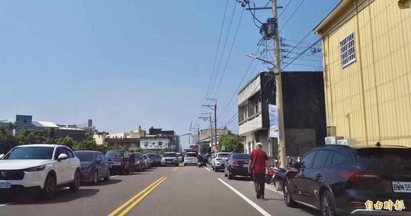 大安区中山北路假日路肩停放游客车辆，引起居民抱怨。（记者张轩哲摄）