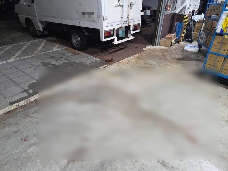 台北市内湖一间物流公司发生持刀伤人事件，叶姓主管胞弟砍伤王姓员工，现场血迹斑斑。（记者陆运锋翻摄）