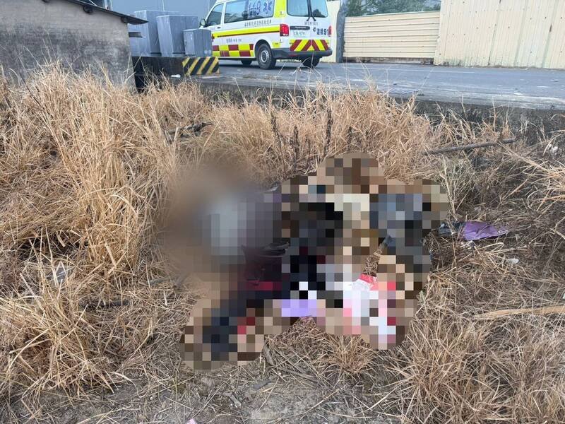 竹南产业道路死亡车祸，男骑机车躺电线杆旁急救无效。（民众提供）