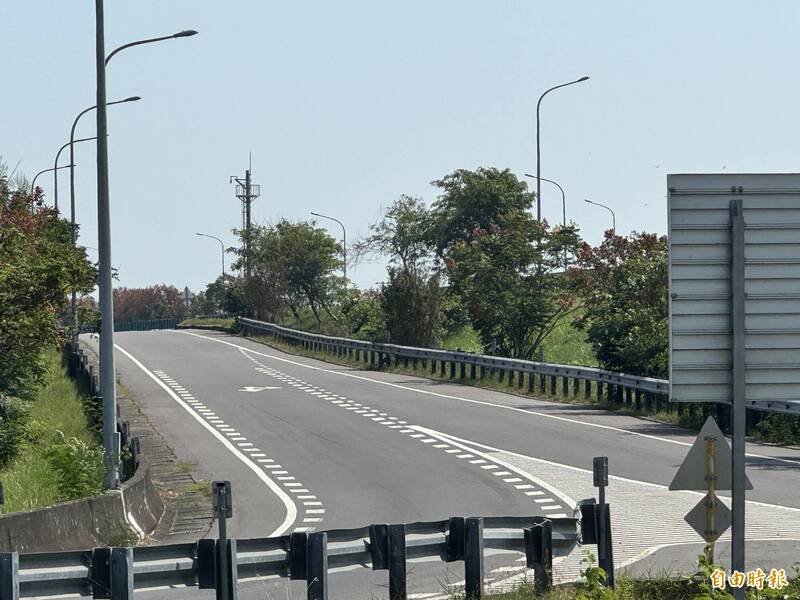 台82线快速公路东向西祥和交流道左右转车辆往往卡在一起。（记者蔡宗勋摄）