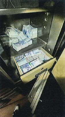 检警搜索吴姓医师的诊所，扣得大笔现金。（图由检方提供）