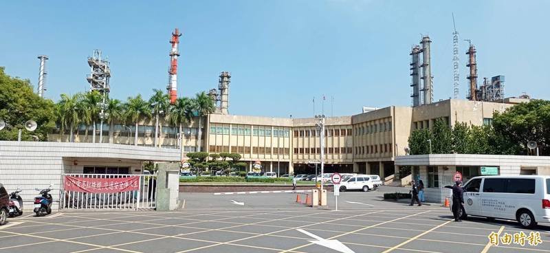 高雄男失联家属漏夜寻获，已无生命迹象。因案发属中油联外道路，由驻守中油大林厂区的保二总队四大队二中队调查。图为中油大林厂。（资料照）