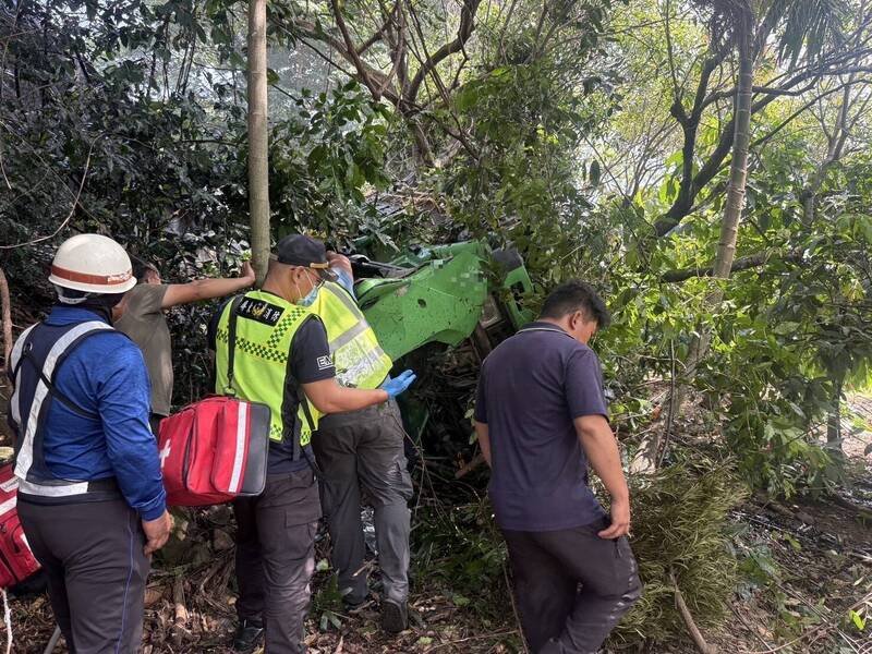 屏东县三地门乡发生大货车翻覆车祸。（屏东县里港警分局提供）