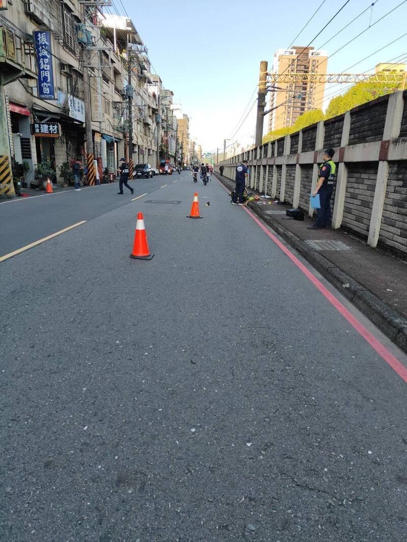 警方于车祸现场进行采证。（记者徐圣伦翻摄）