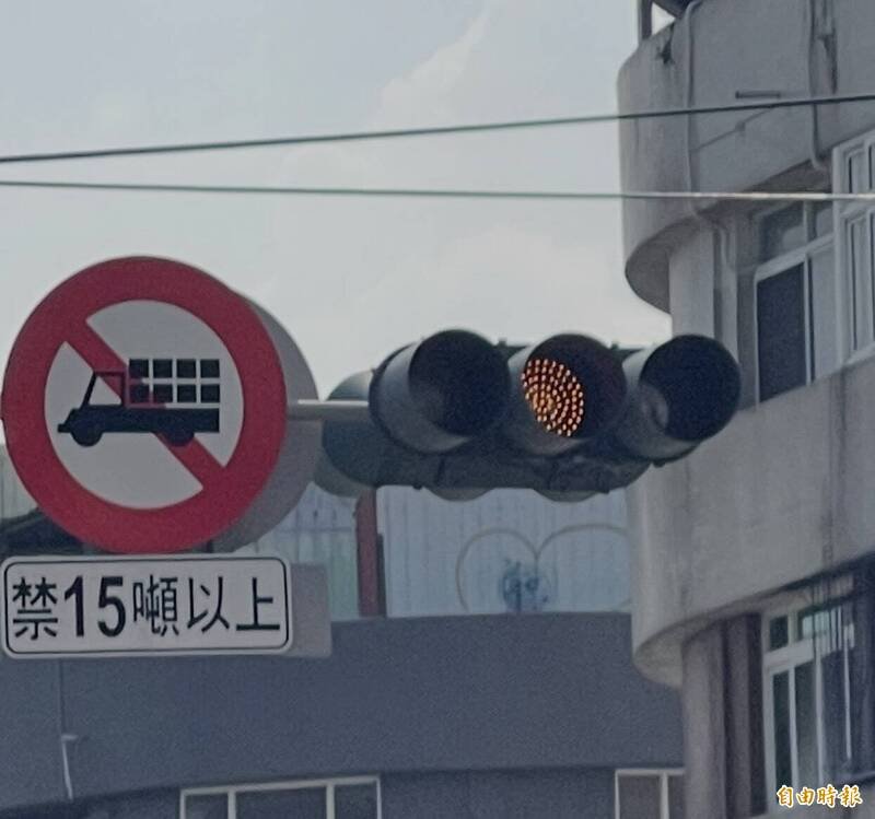 黄灯到底该冲还是停，高雄警方公布正确做法。（记者黄良杰摄）