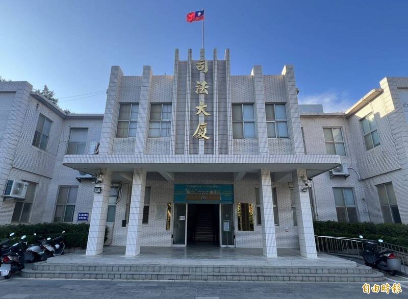 金门检调警侦办现金买票贿选，董姓议员候选人及卢姓桩脚羁押禁见。（记者吴正庭摄）