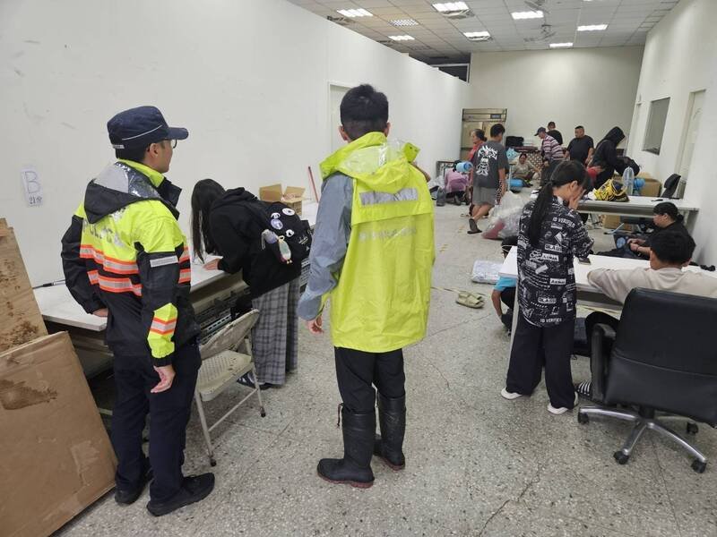 新竹县政府启动预防性撤离，各公所并同步开设收容处所。（新竹县消防局提供）
