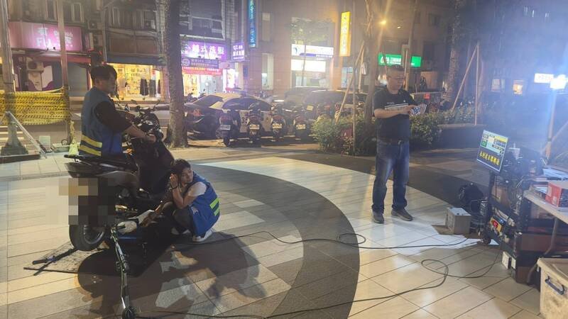 环、警携手静桃专案，321cc山叶大型重机车噪音超标挨罚3600元。（记者郑淑婷翻摄）