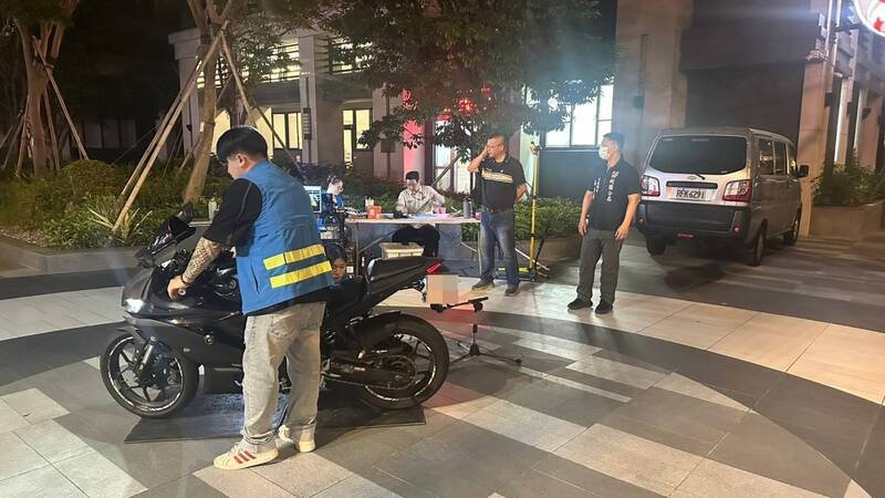 环、警携手静桃专案，321cc山叶大型重机车噪音超标挨罚3600元。（记者郑淑婷翻摄）