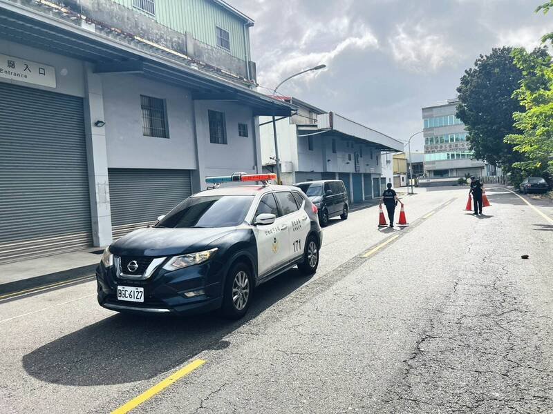 彰化市1棵巨树倒塌阻断交通，警方现场拉起封锁线。（市公所提供）