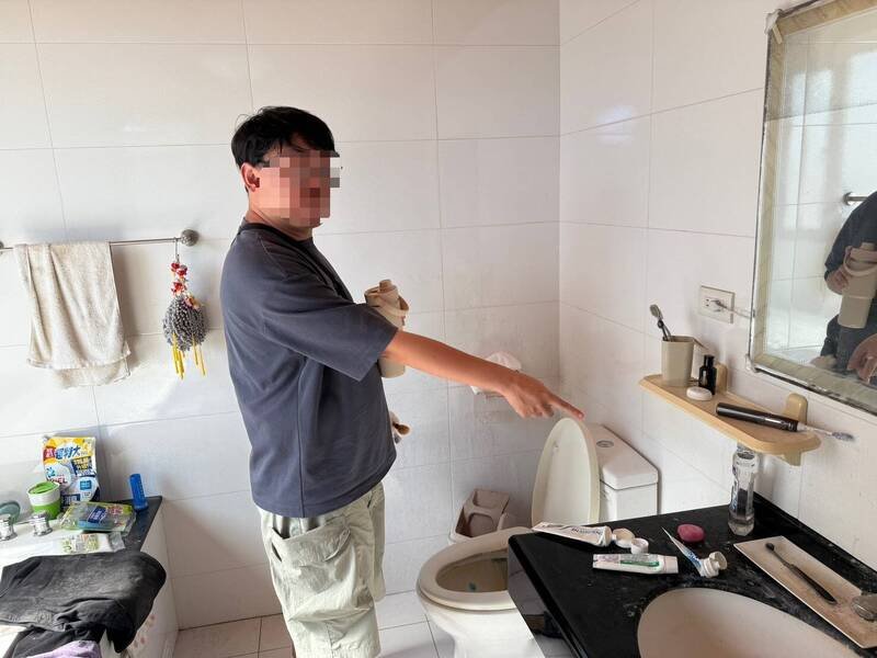 李男在担任高中代理教师期间，涉嫌在厕所放置手机偷拍学生上厕所。（检方提供）