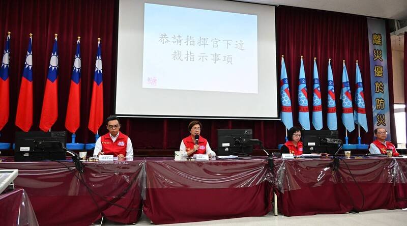 彰化县长王惠美（中）亲自主持灾害应变中心工作会报，呼吁民众在家躲台风才安全，尽量减少外出。（彰化县政府提供）