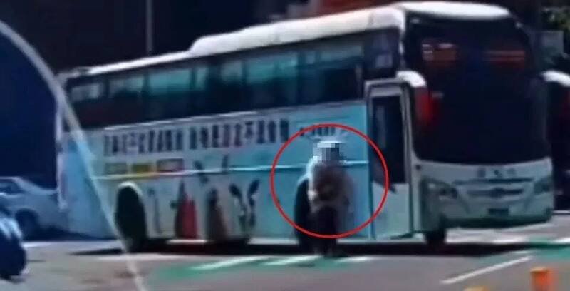 新加坡籍陈姓妇人遭国光客运撞倒辗过，抢救两天仍伤重不治。（记者许国桢翻摄）