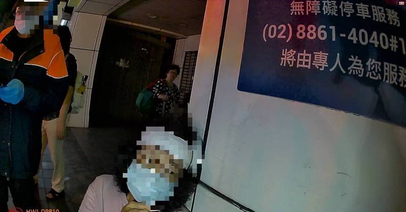 林谢姓妇人好心提醒王翁「现在没有垃圾车」，但王翁认为受到干扰，进而持助行器攻击，造成林谢姓妇人跌倒受伤。（记者陆运锋翻摄）