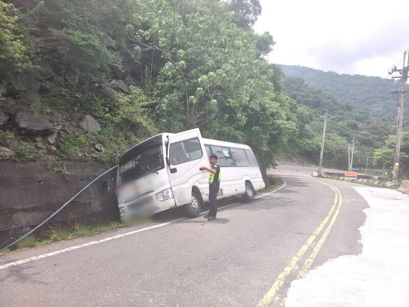 一辆高雄客运车昨日下午滑落茂林区高132线道水沟，整部车倾斜卡在水沟动弹不得。（六龟警分局提供）