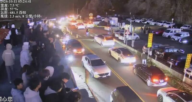 合欢山武岭路段清晨5点多以涌入众多游客。（图撷自YouTube武岭即时影像）