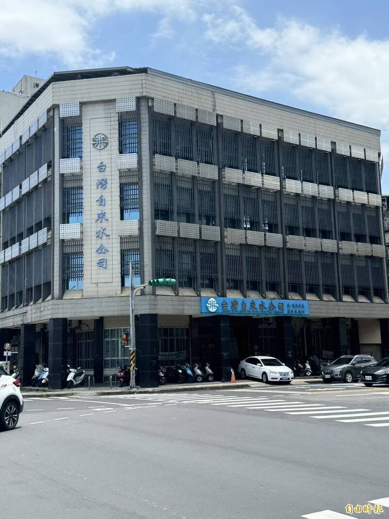台湾自来水公司第一区管理处颜姓、陈姓、唐姓、连姓等4名技术士，被控图利水公司下包靖浤公司82万余元，被依犯贪污治罪条例图利罪分别判处1年3月至1年6月不等徒刑，缓刑4年与5年不等。（记者林嘉东摄）