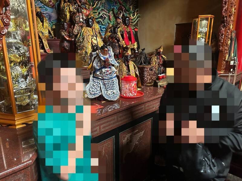 王姓男子、黄姓少年趁瑞芳区「九上天神农大帝宫」今天上午停电时，欲偷走4面、市值6万8000元的神明金牌，被王姓宫主发现就逮。（民众提供）