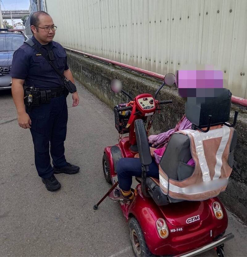 阿嬷准备回老厝巡视防台，途中却在狭窄巷弄「刁车」。（记者许国桢翻摄）