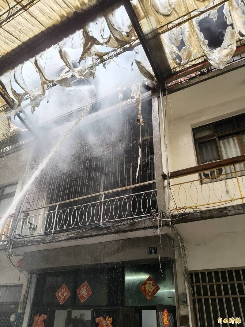 消防人员布水线射水灭火。（南投县消防局提供）