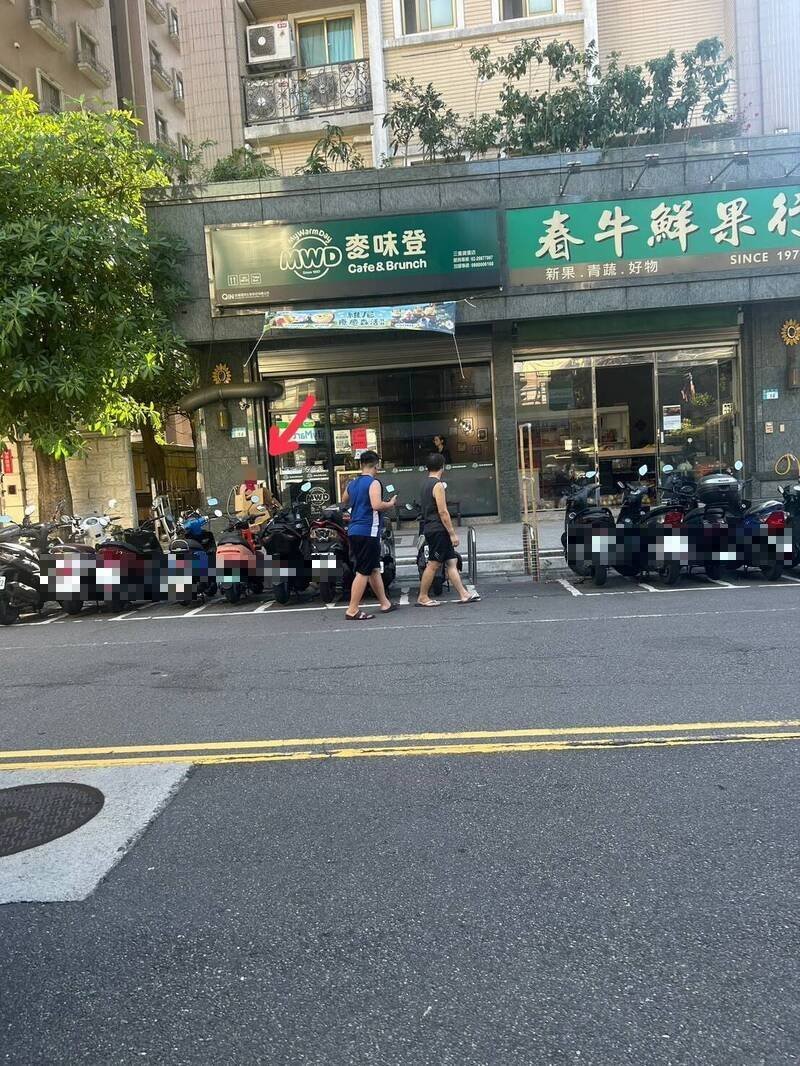 新北市三重传出管教不当，父亲、胞兄让女童背著写有「小偷、畜牲」字样纸板游街，还录影，路人见状制止报警，三重警方查获黄嫌违反保护令，当场逮捕，紧急安置女童。（记者吴仁捷翻摄）
