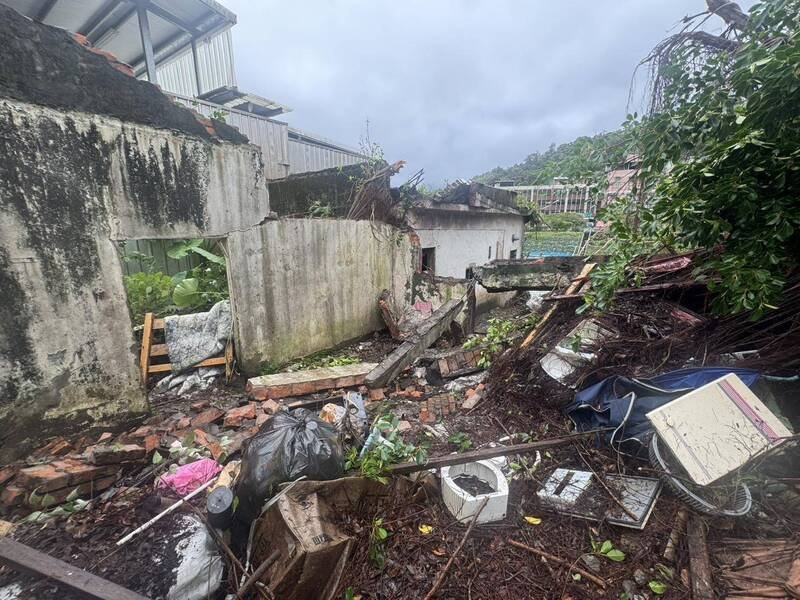新北市瑞芳区民权街于今（24）日上午10点左右发生围墙倒塌事故，造成一名60多岁男子一度受困。（新北市消防局提供）