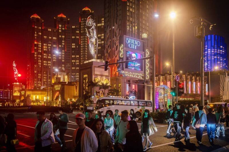 台湾赌客在澳门赌场新濠博亚娱乐豪赌，借贷港币3亿元（约合新台币为13亿）输个精光，事后却未偿还，经高院判决须偿还港币3亿2046万余元。（彭博）