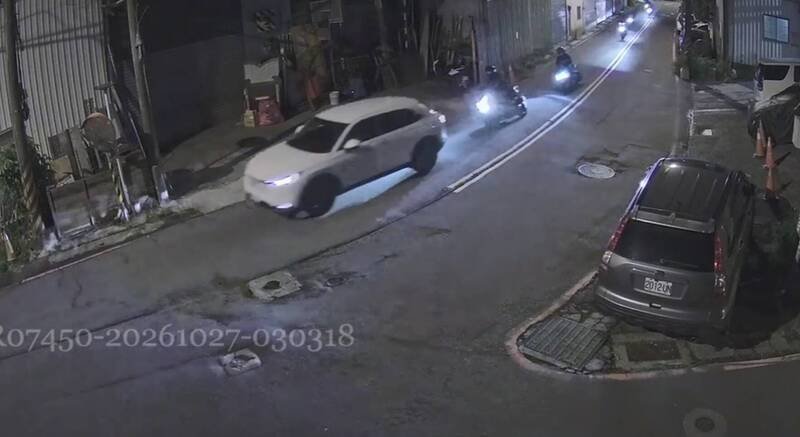 张男在新北市中和烘炉地停车场练车，差点撞上赖姓男子及林姓女子的机车，引发一行人不满上前追逐。（记者陆运锋翻摄）