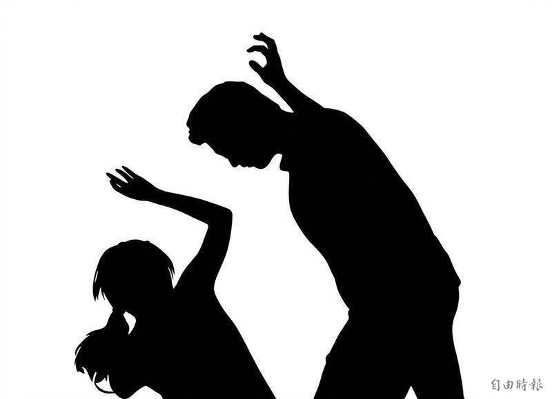 男子阿强（化名）涉痛殴前妻，甚至持剪刀强行剪破其衣物、拍摄全身裸照，更以童军绳与电线将前妻捆绑于房间铁架上，拿剪刀剪断头发、持水果刀划伤她的腹部，检方将他起诉并请法院从重量刑。（情境照）