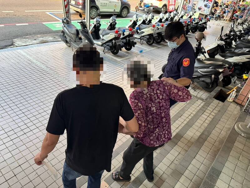 走失1天1夜 妇人因员警多看一眼发现异状，助其顺利返家。（读者提供）
