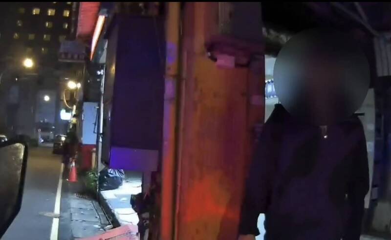警方在桃园区中正路逮到邱男。（记者郑淑婷翻摄）