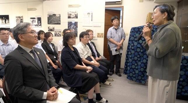 调查局长陈白立亲自率队前往郑南榕纪念馆，由郑南榕基金会终生志工叶菊兰、董事长郑竹梅及政治大学教授薛化元接待。（调查局提供）